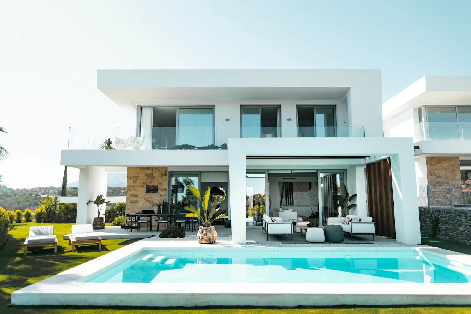Urla'da Bağ Manzaralı Modern Taş Ev